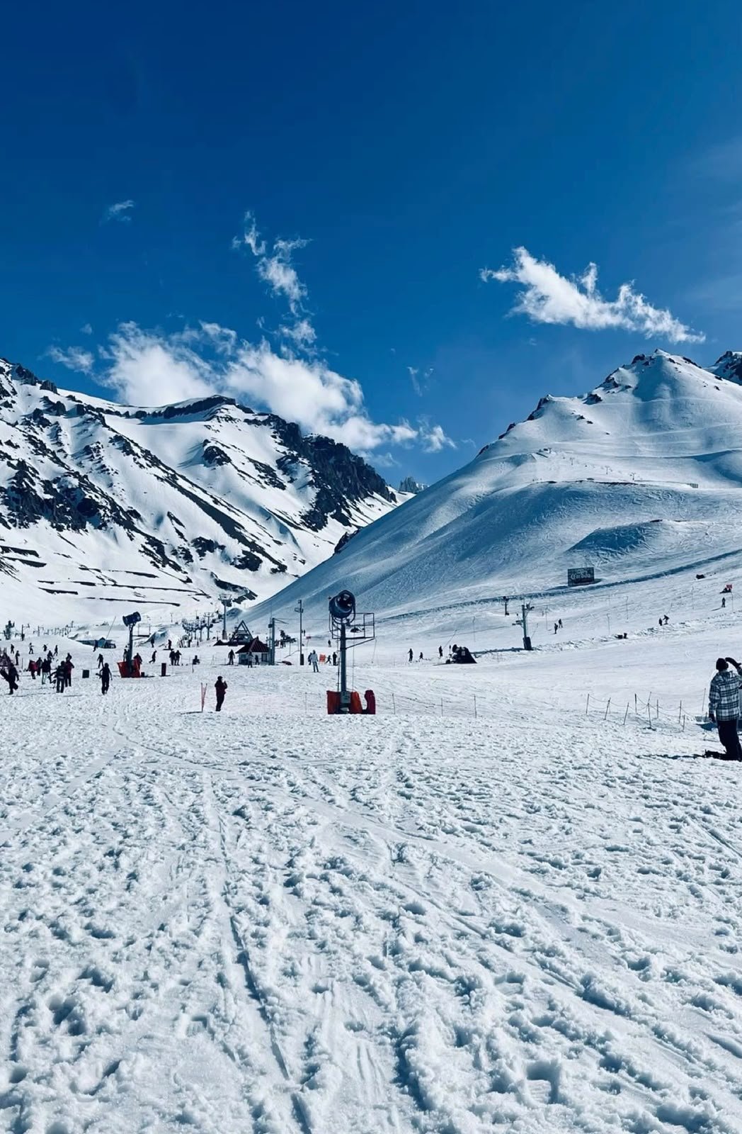 Pista de esqui coberta de neve em Bariloche com montanhas ao fundo