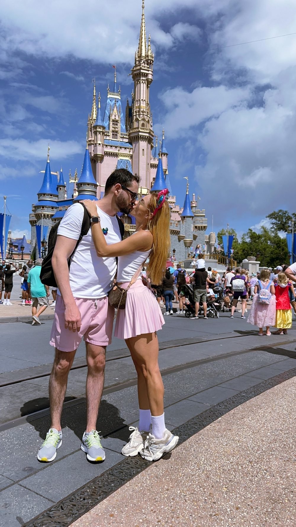 Lucas e Carol se beijando em frente ao castelo da Disney, em Orlando