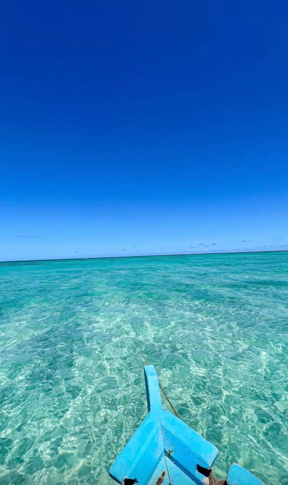 Mar azul-turquesa de Maragogi visto da proa de uma jangada